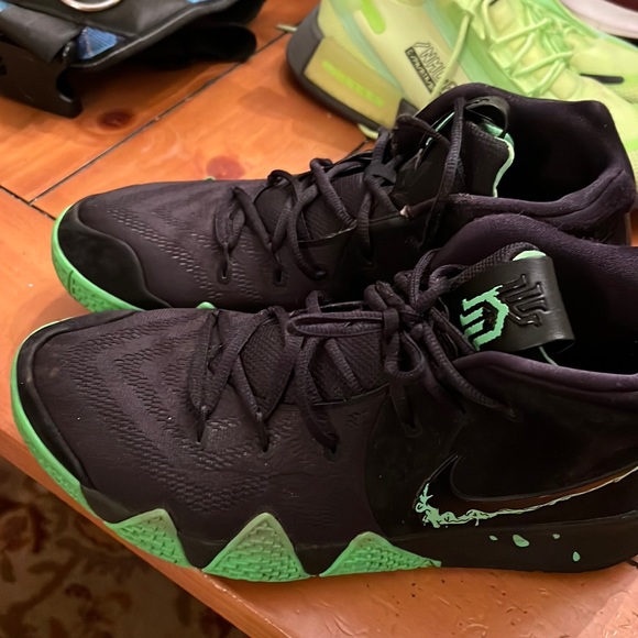 Nike Kyrie 4 Halloween Basketball Sneakers - Picture 1 of 7